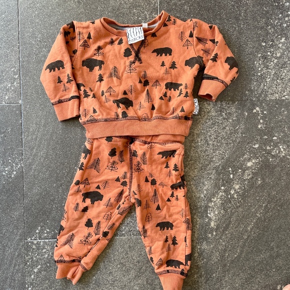 9-12 month bison and bear sweat suit - Picture 1 of 4